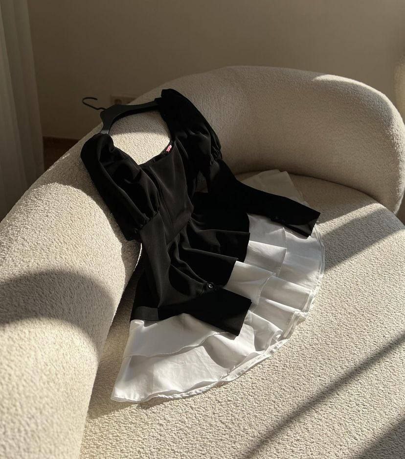 Juoda suknelė su baltu pasijoniu