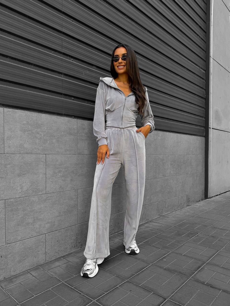 Pilkas veliūrinis laisvalaikio kostiumėlis