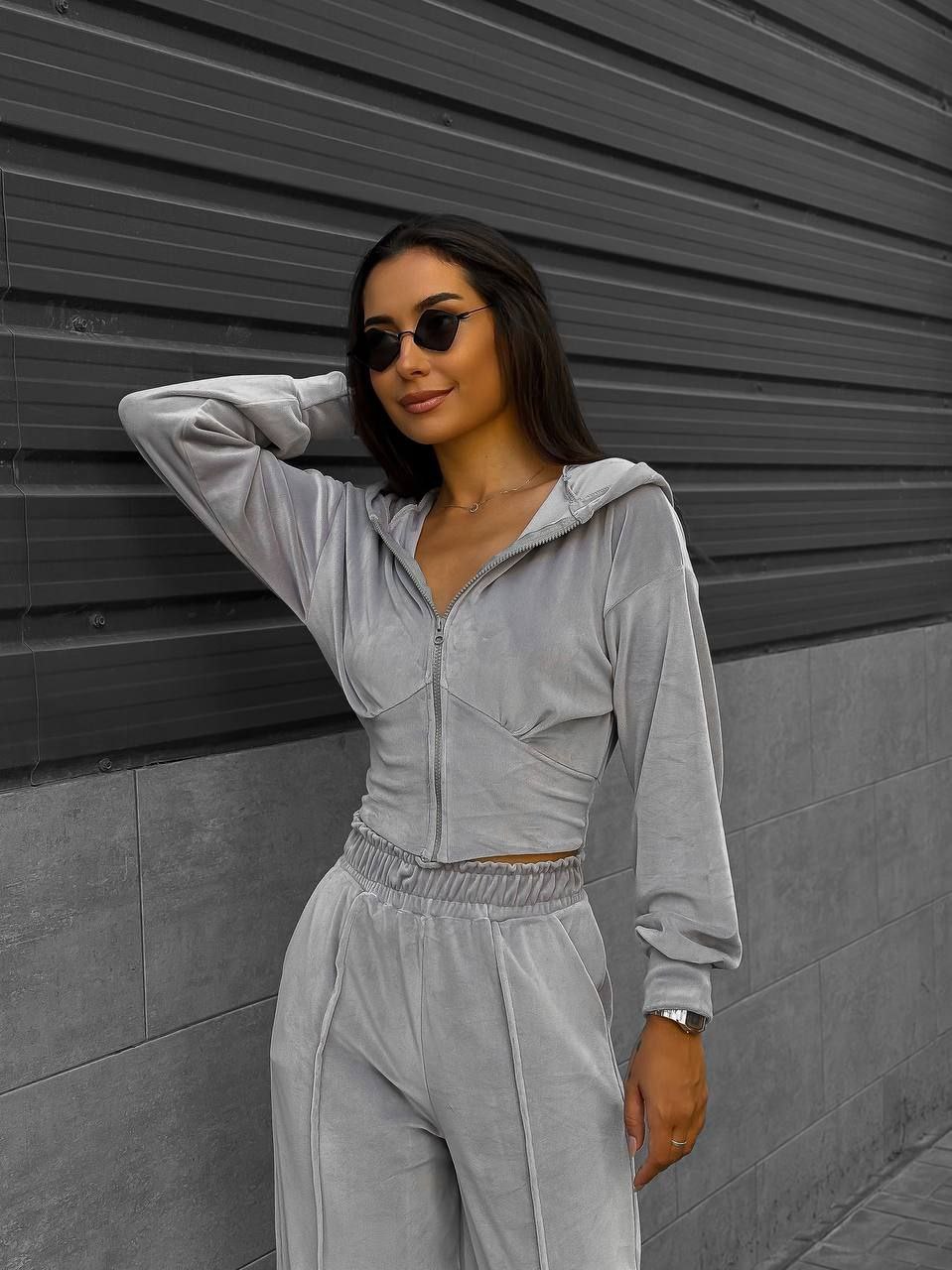 Pilkas veliūrinis laisvalaikio kostiumėlis