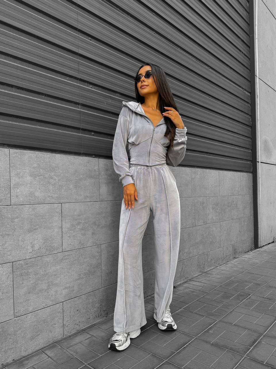 Pilkas veliūrinis laisvalaikio kostiumėlis