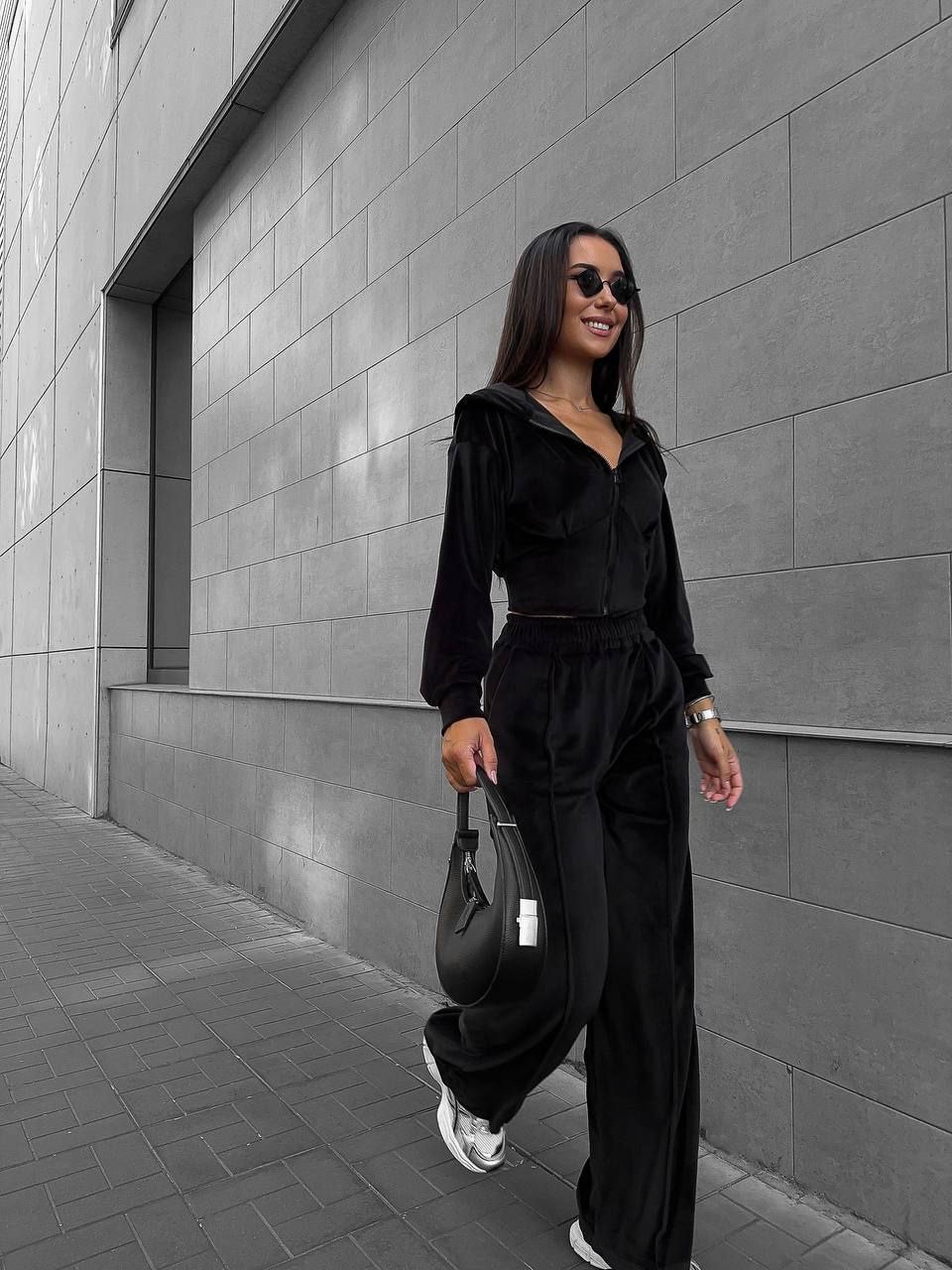 Juodas veliūrinis laisvalaikio kostiumėlis