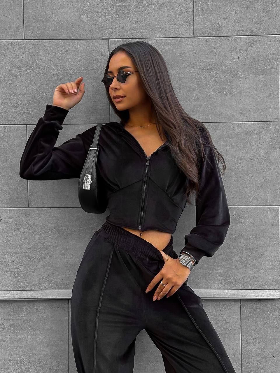 Juodas veliūrinis laisvalaikio kostiumėlis