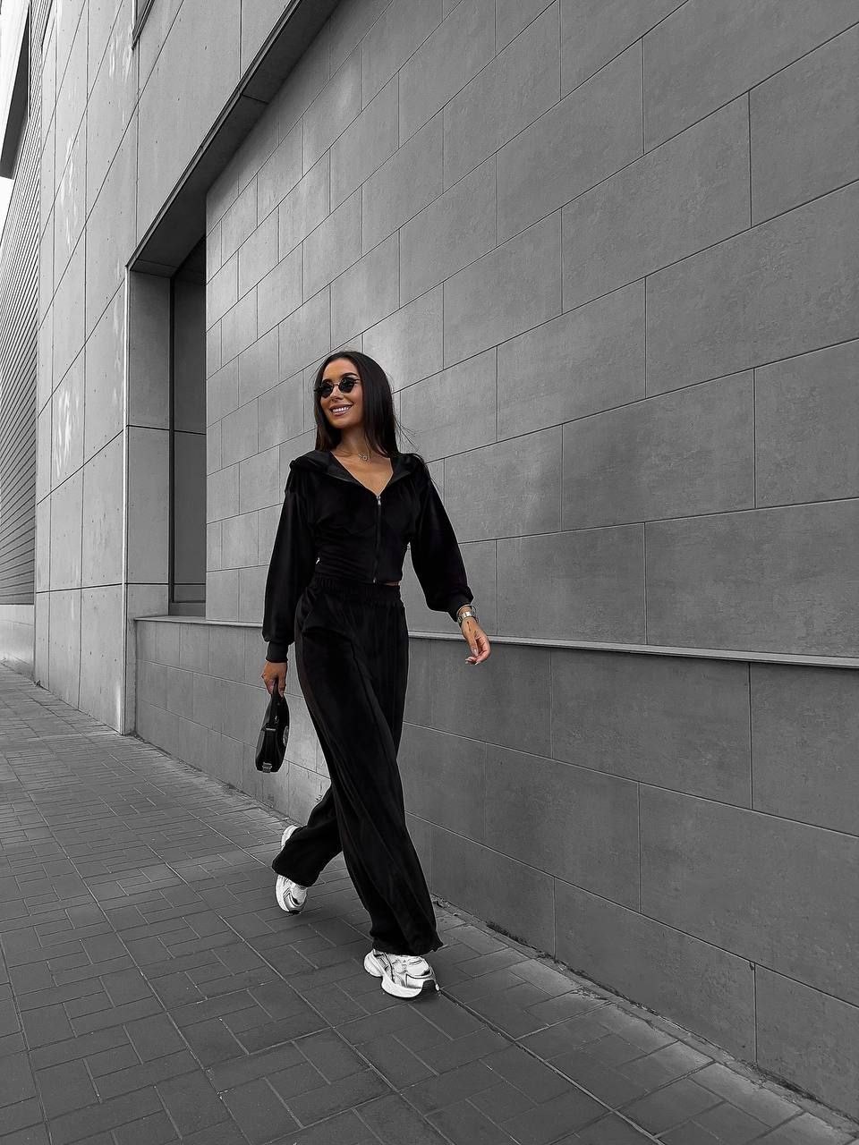 Juodas veliūrinis laisvalaikio kostiumėlis