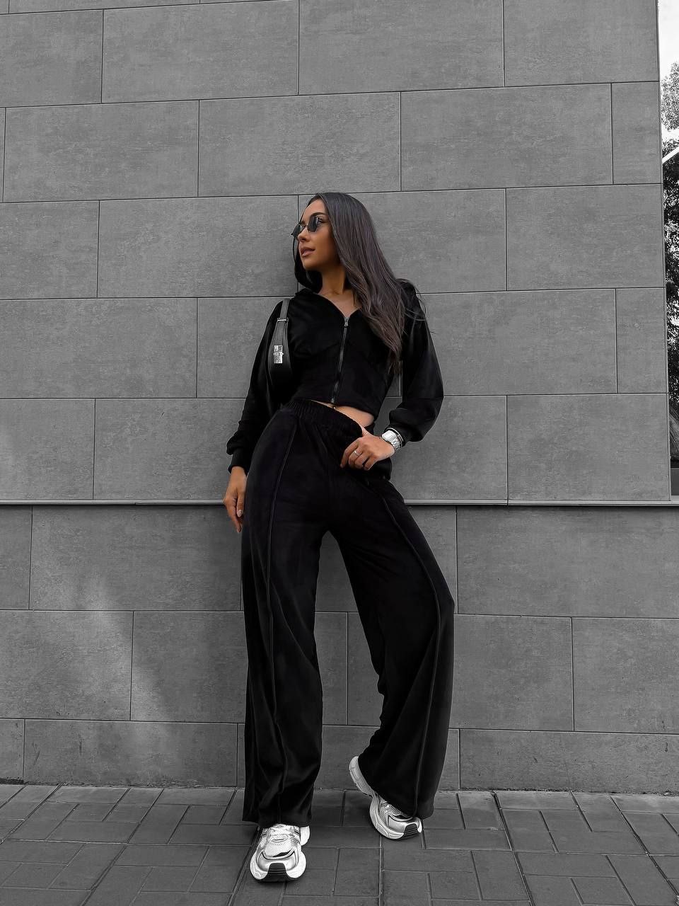 Juodas veliūrinis laisvalaikio kostiumėlis