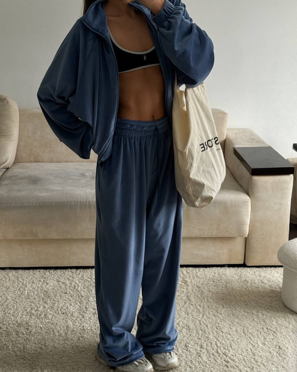 Mėlynas oversize stiliaus laisvalaikio kostiumėlis