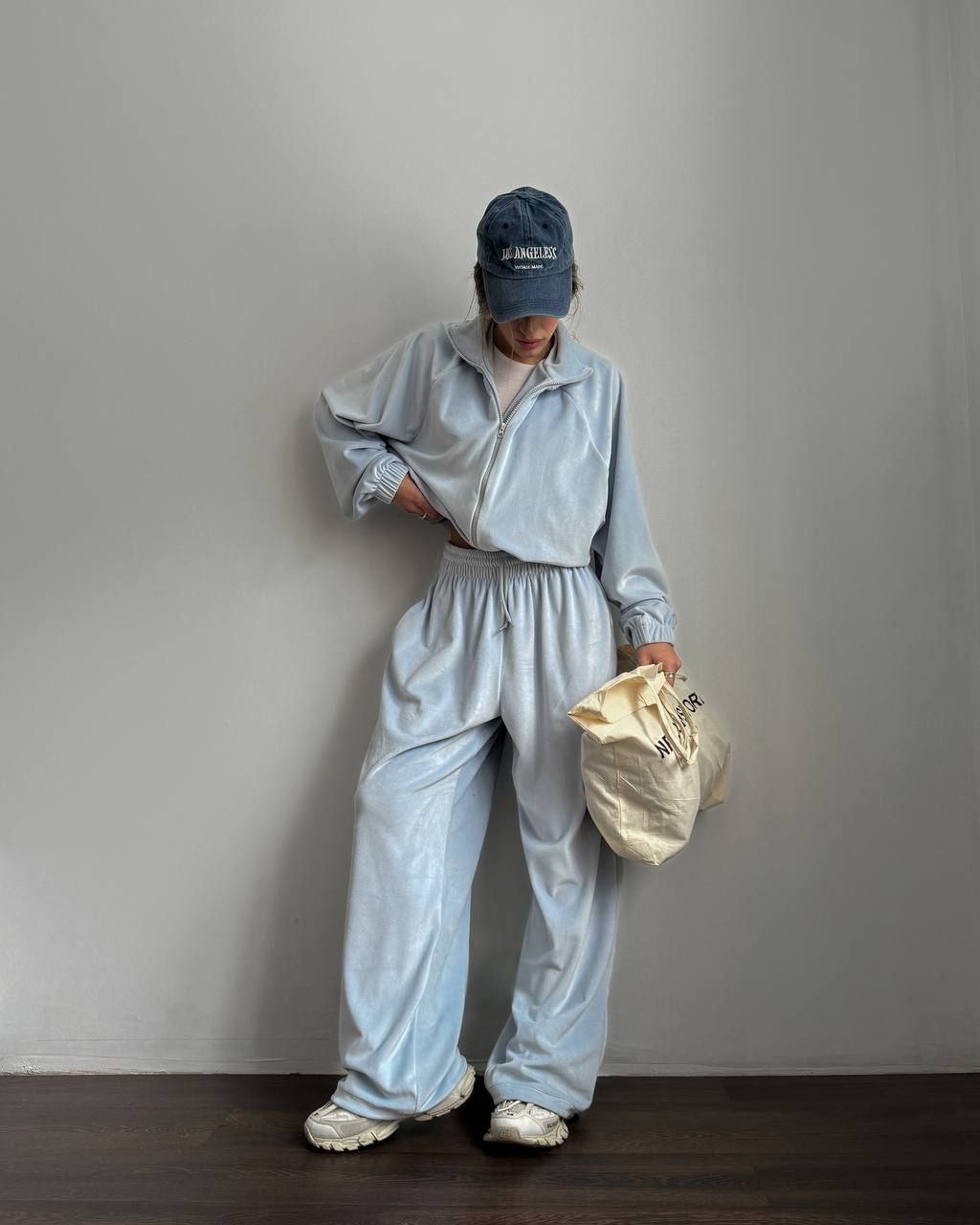 Pilkai mėlynos spalvos oversize stiliaus laisvalaikio kostiumėlis