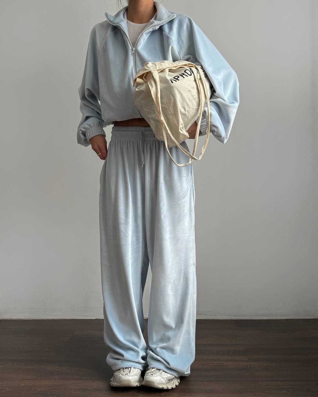 Pilkai mėlynos spalvos oversize stiliaus laisvalaikio kostiumėlis