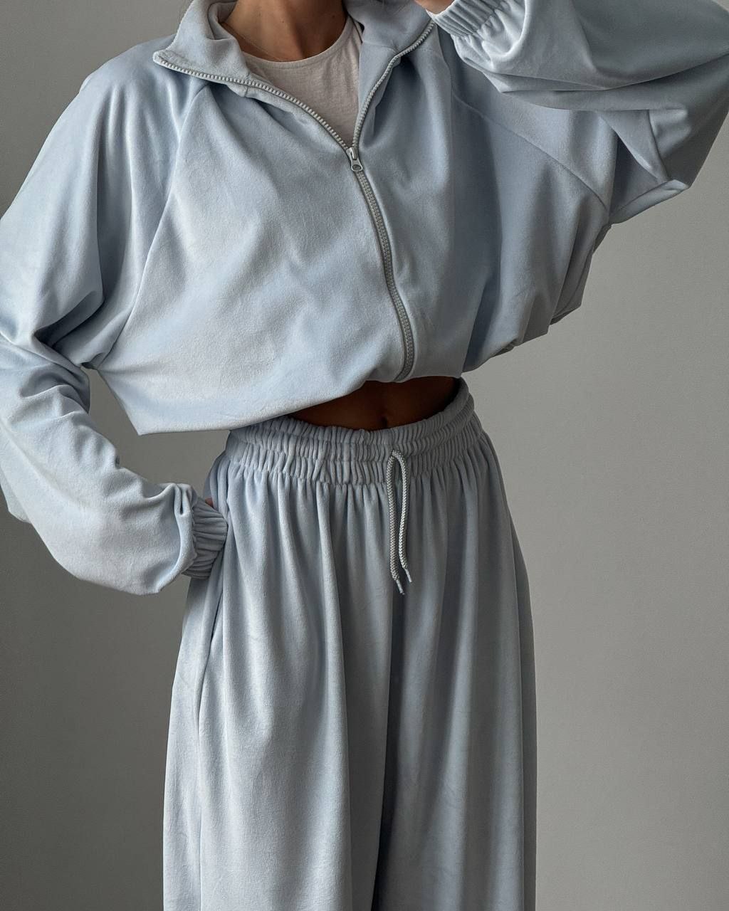 Pilkai mėlynos spalvos oversize stiliaus laisvalaikio kostiumėlis