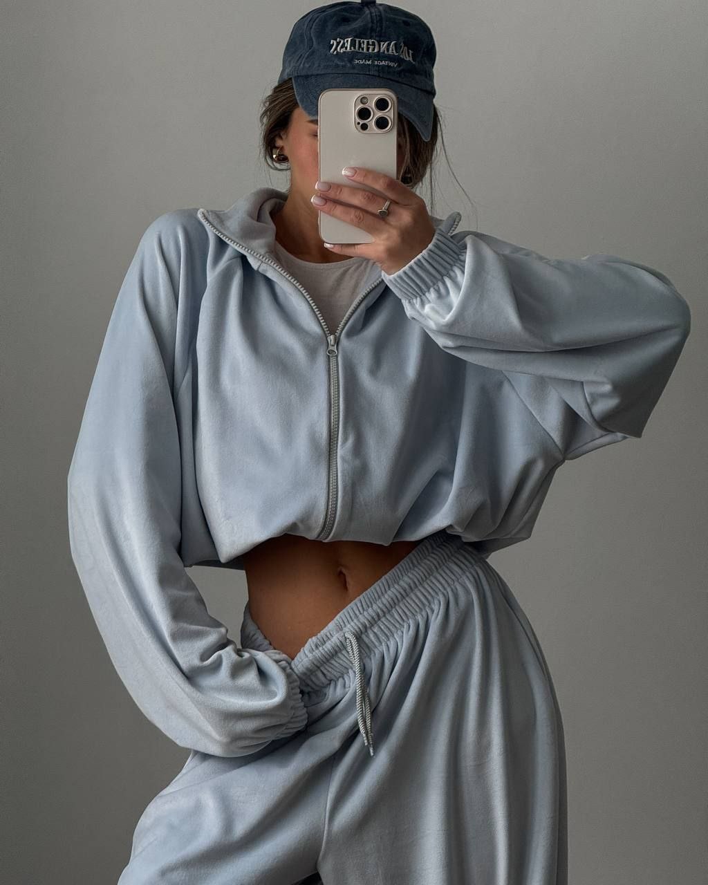 Pilkai mėlynos spalvos oversize stiliaus laisvalaikio kostiumėlis