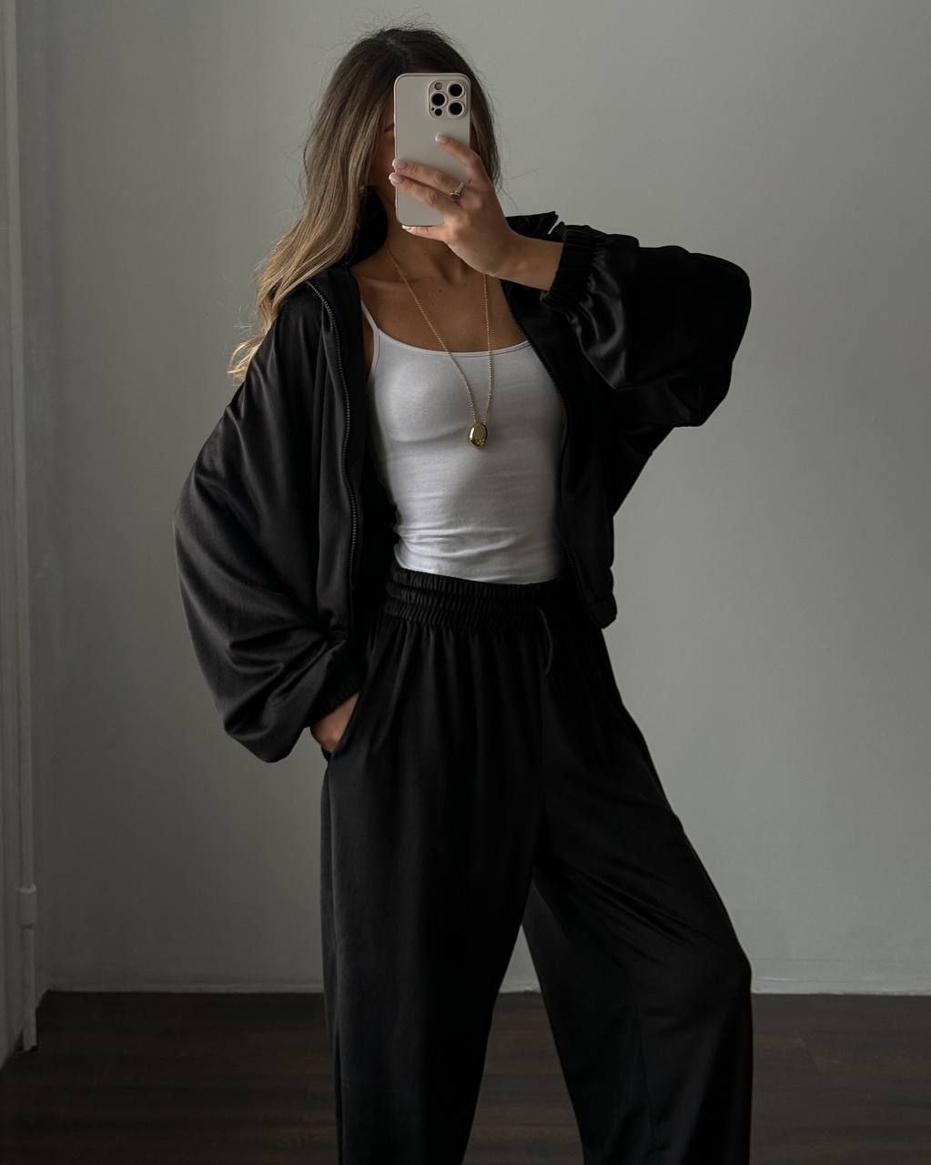 Juodas oversize stiliaus laisvalaikio kostiumėlis