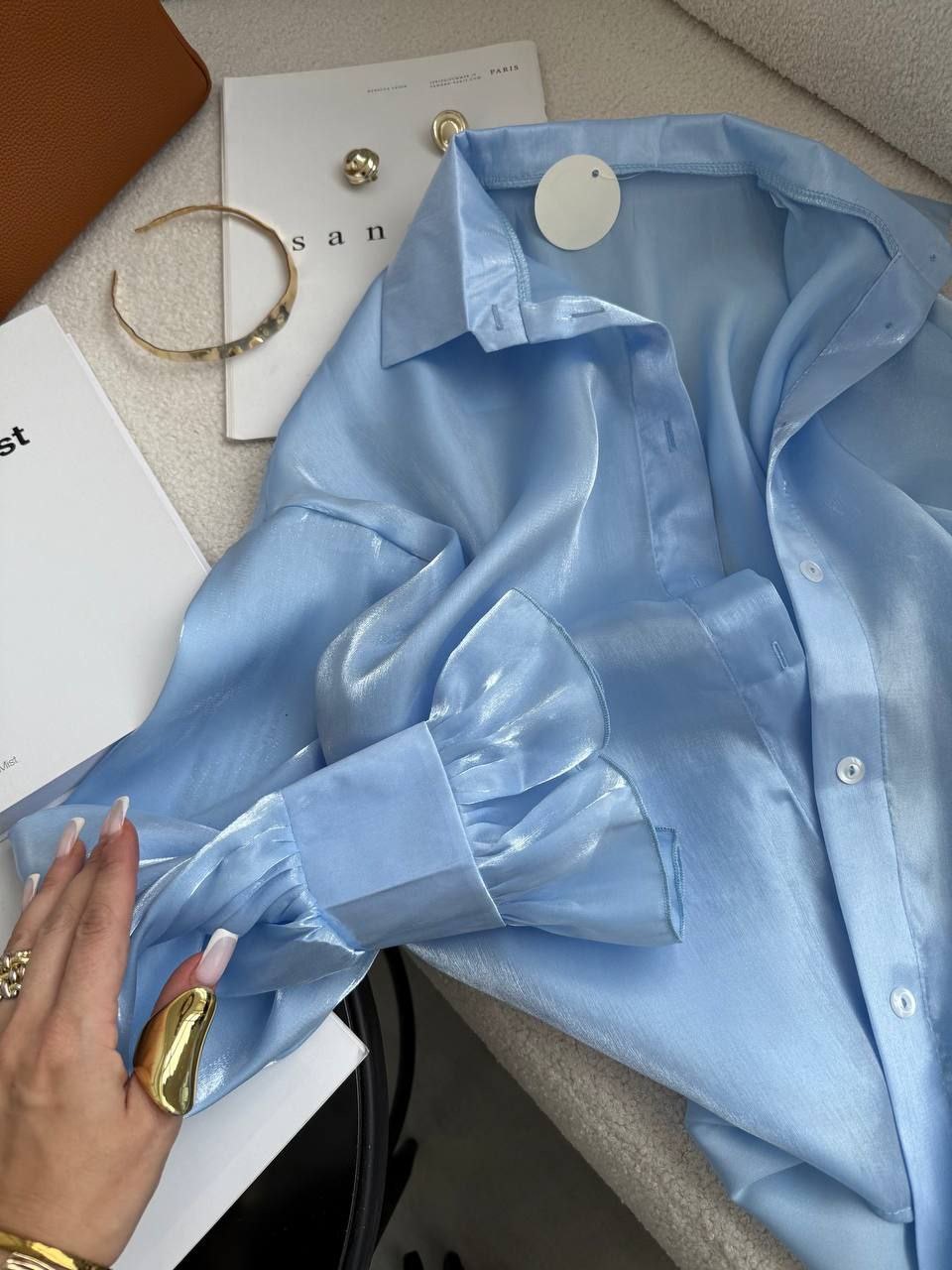 Šviesiai mėlynos spalvos marškiniai