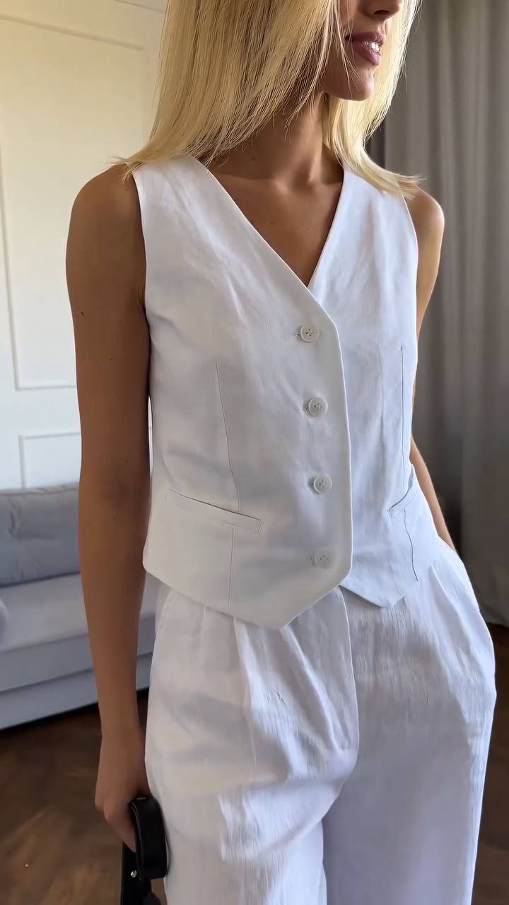 Baltas dviejų dalių kostiumėlis