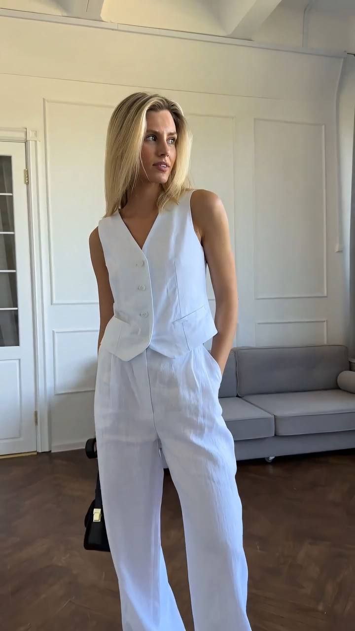 Baltas dviejų dalių kostiumėlis