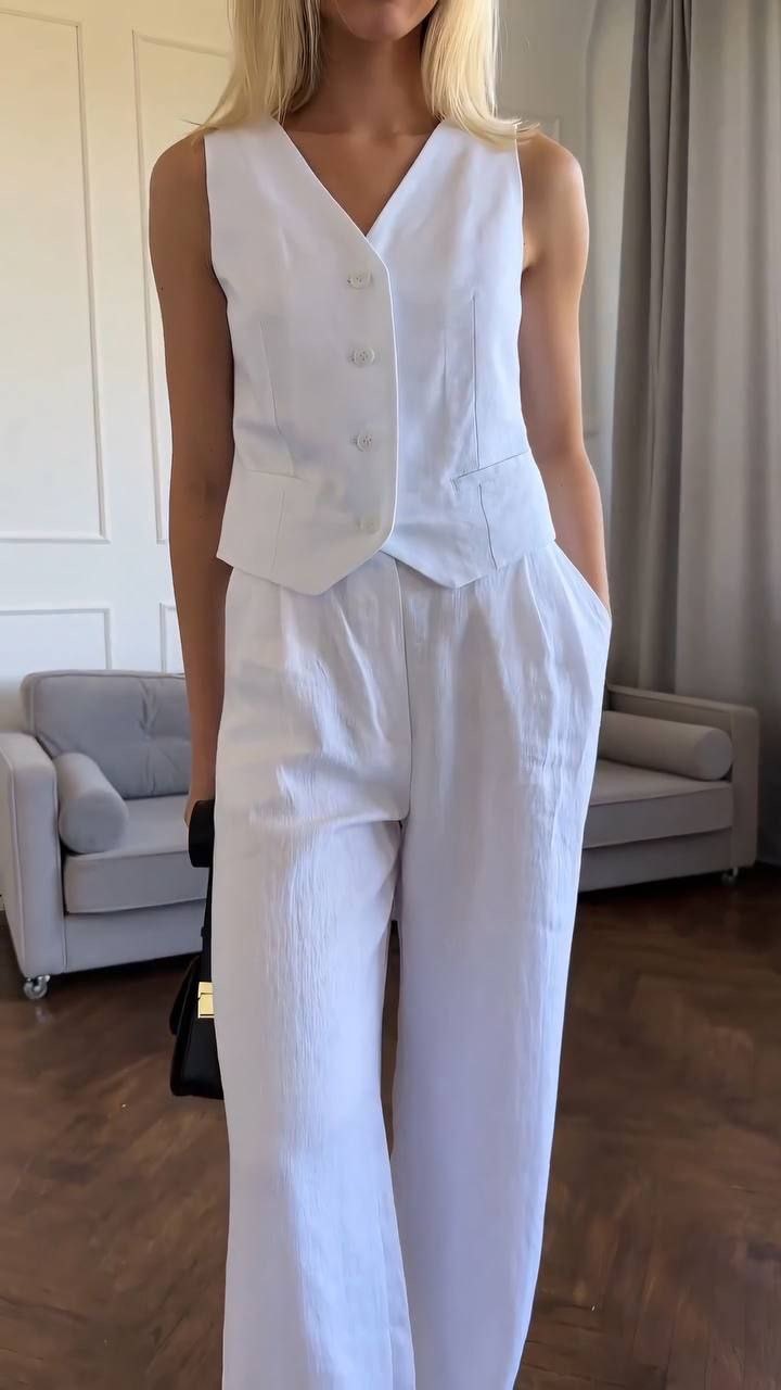 Baltas dviejų dalių kostiumėlis