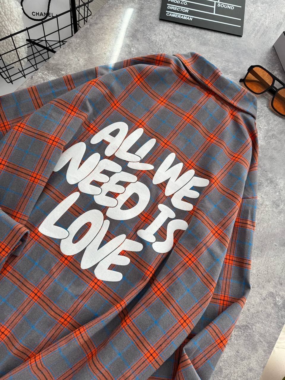 Flaneliniai marškiniai “All we need is love”