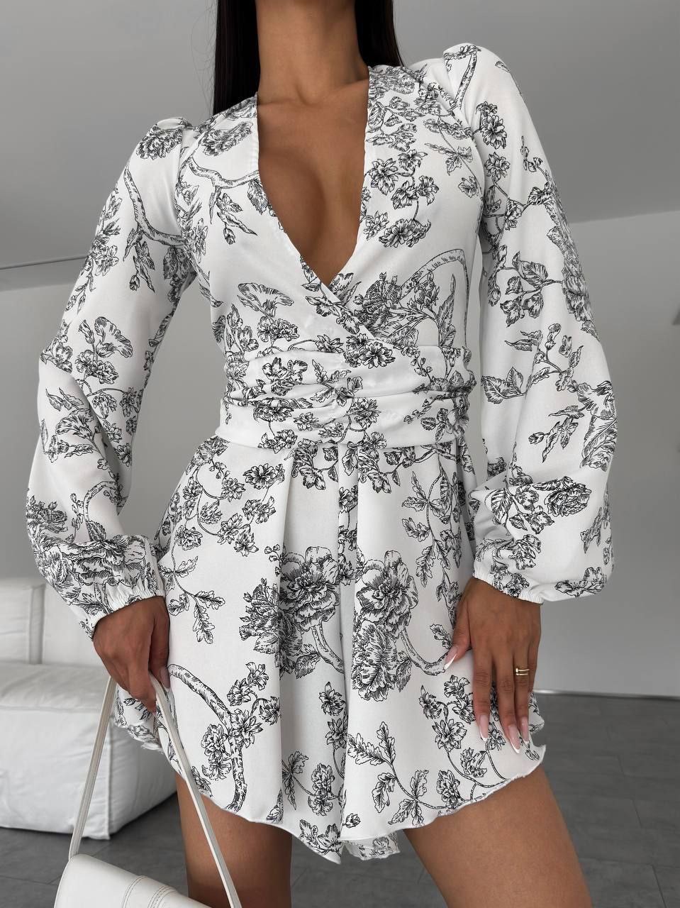 Baltas kombinezonas su gėlėmis 
