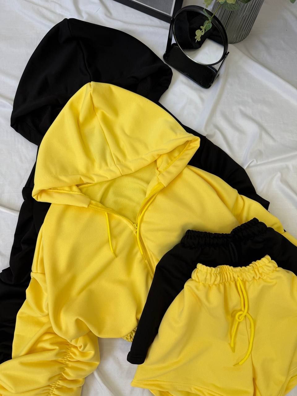 Geltonos spalvos laisvalaikio kostiumėlis 