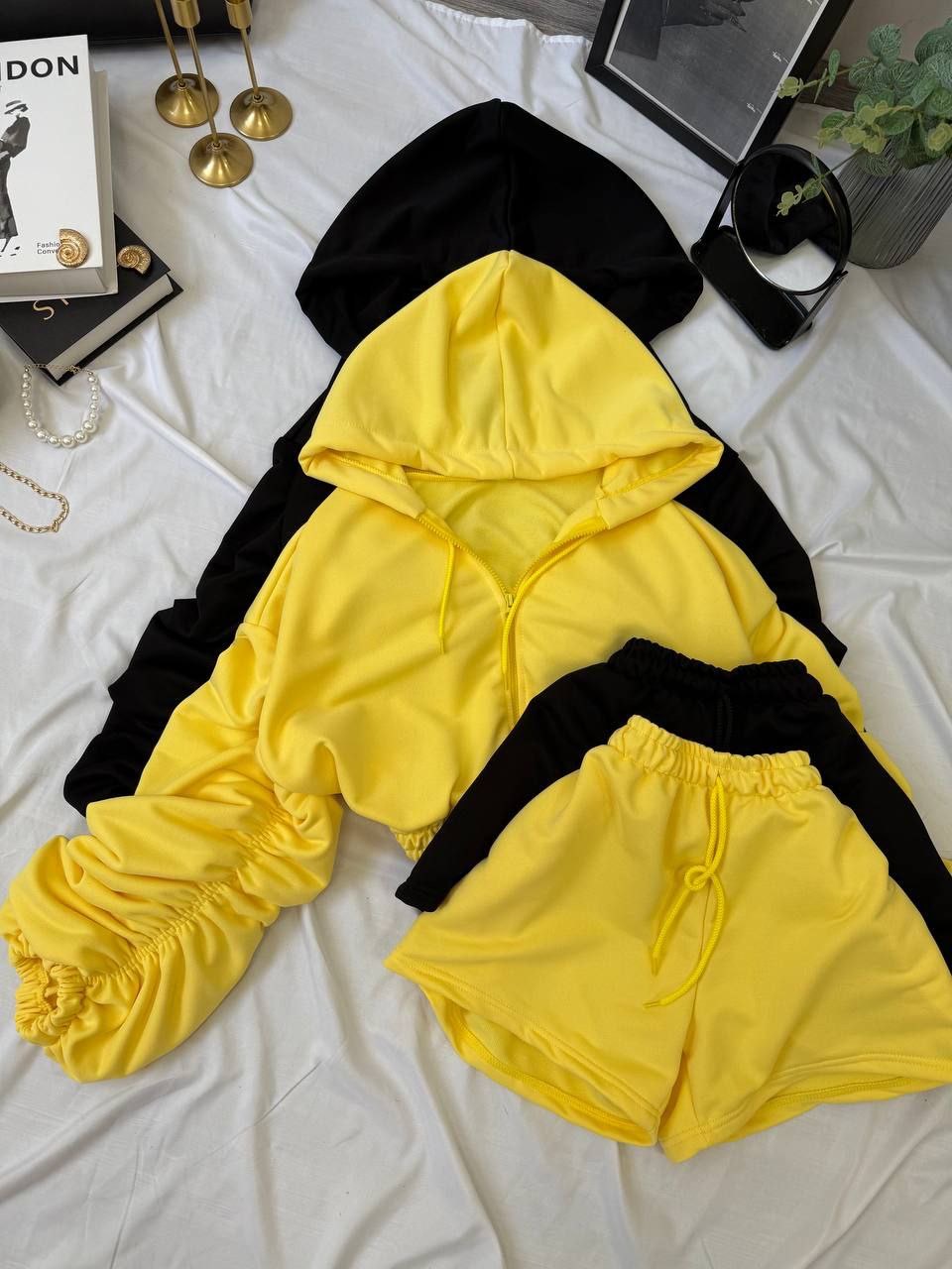 Geltonos spalvos laisvalaikio kostiumėlis 
