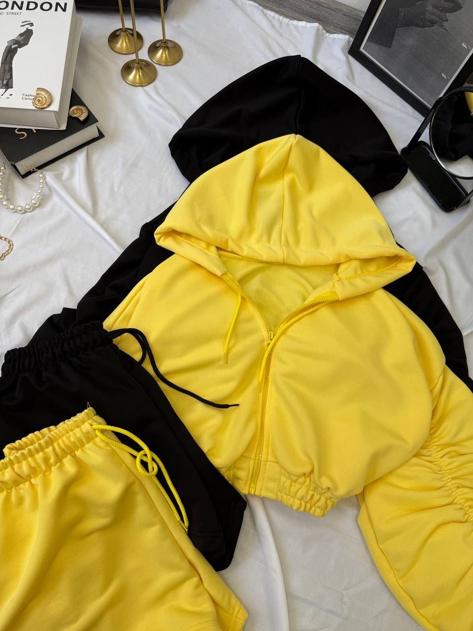 Geltonos spalvos laisvalaikio kostiumėlis 