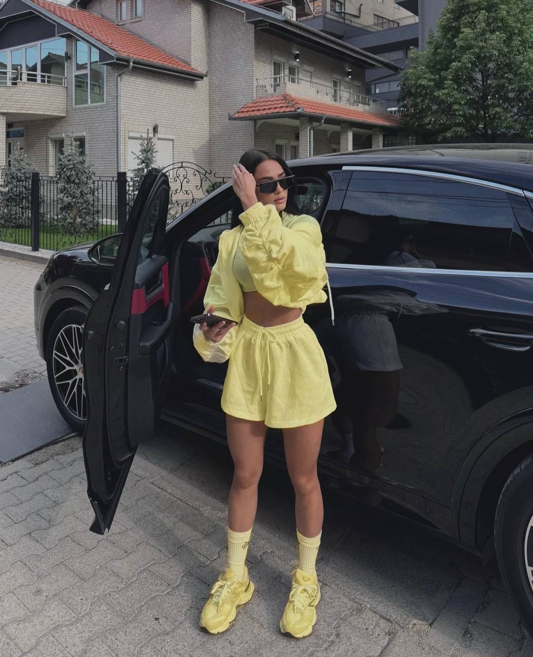 Geltonos spalvos laisvalaikio kostiumėlis 