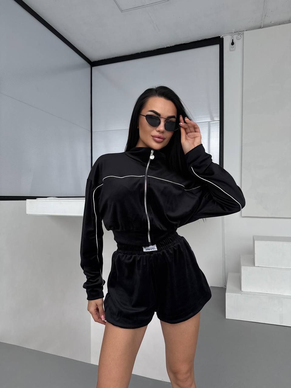 Juodas veliūrinis laisvalaikio kostiumėlis