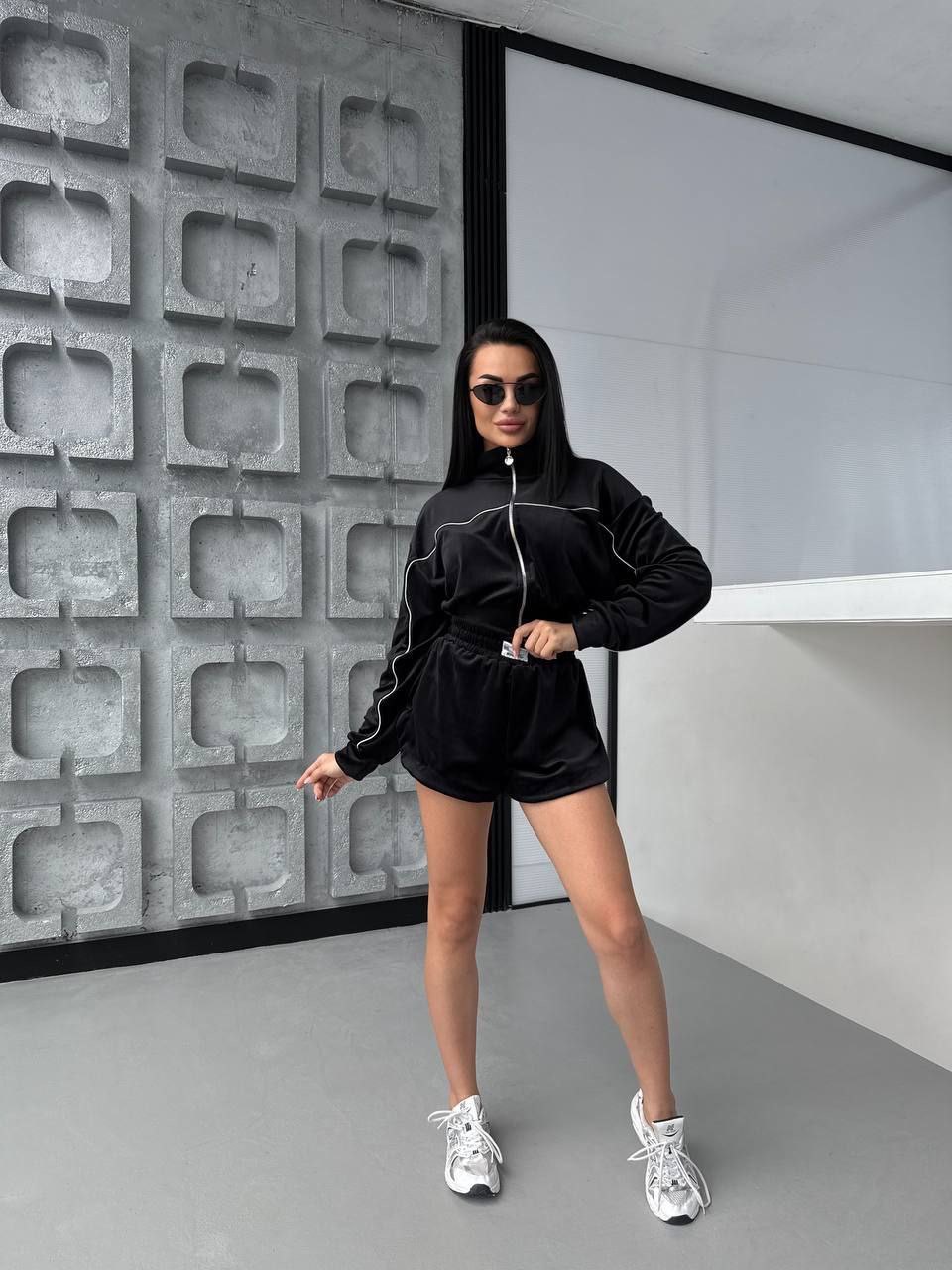 Juodas veliūrinis laisvalaikio kostiumėlis