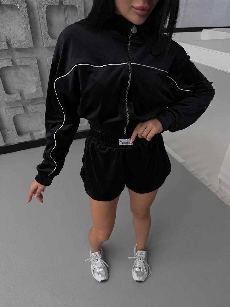 Juodas veliūrinis laisvalaikio kostiumėlis