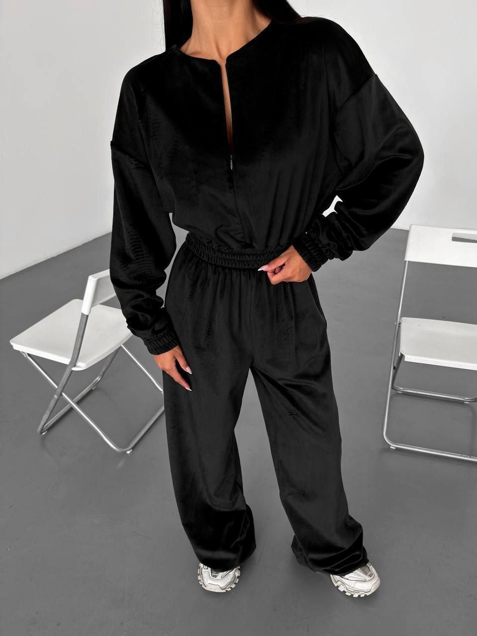 Juodas veliūrinis laisvalaikio kostiumėlis