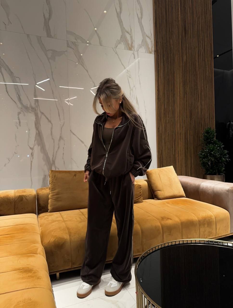 Veliūrinis laisvalaikio kostiumėlis “Molly”