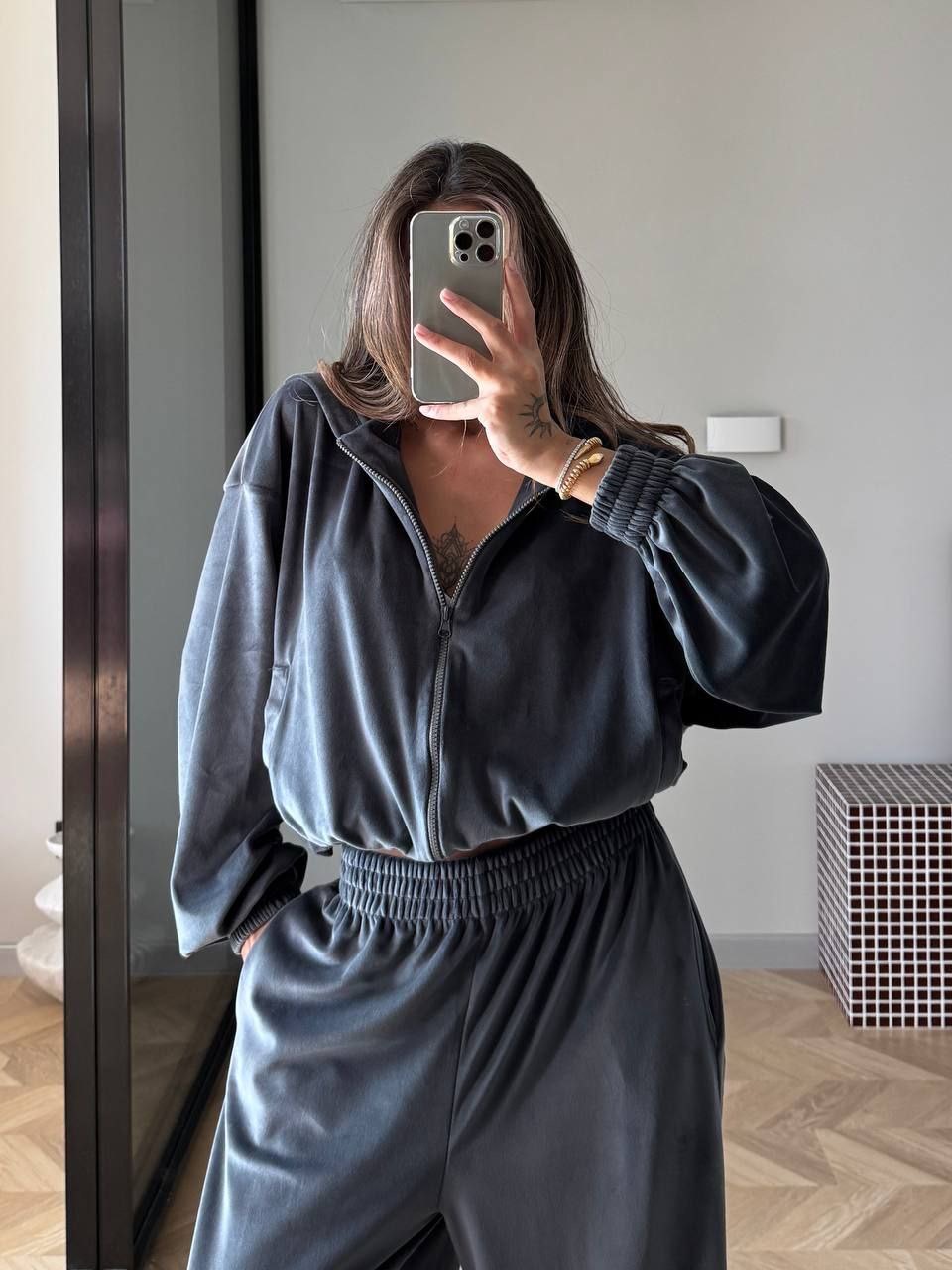 Veliūrinis laisvalaikio kostiumėlis “Well”