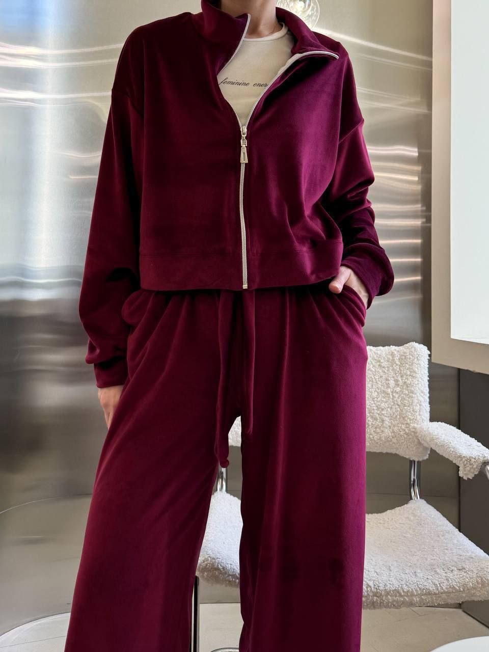 Burgundy spalvos veliūrinis laisvalaikio kostiumėlis 