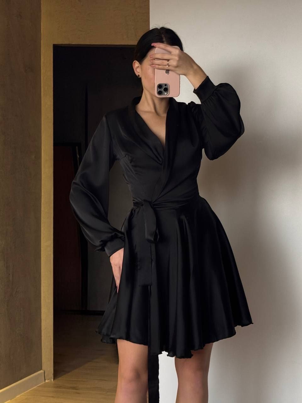 Juoda suknelė su dirželiu 