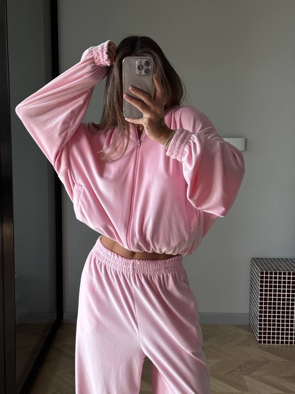 Veliūrinis laisvalaikio kostiumėlis “Well”