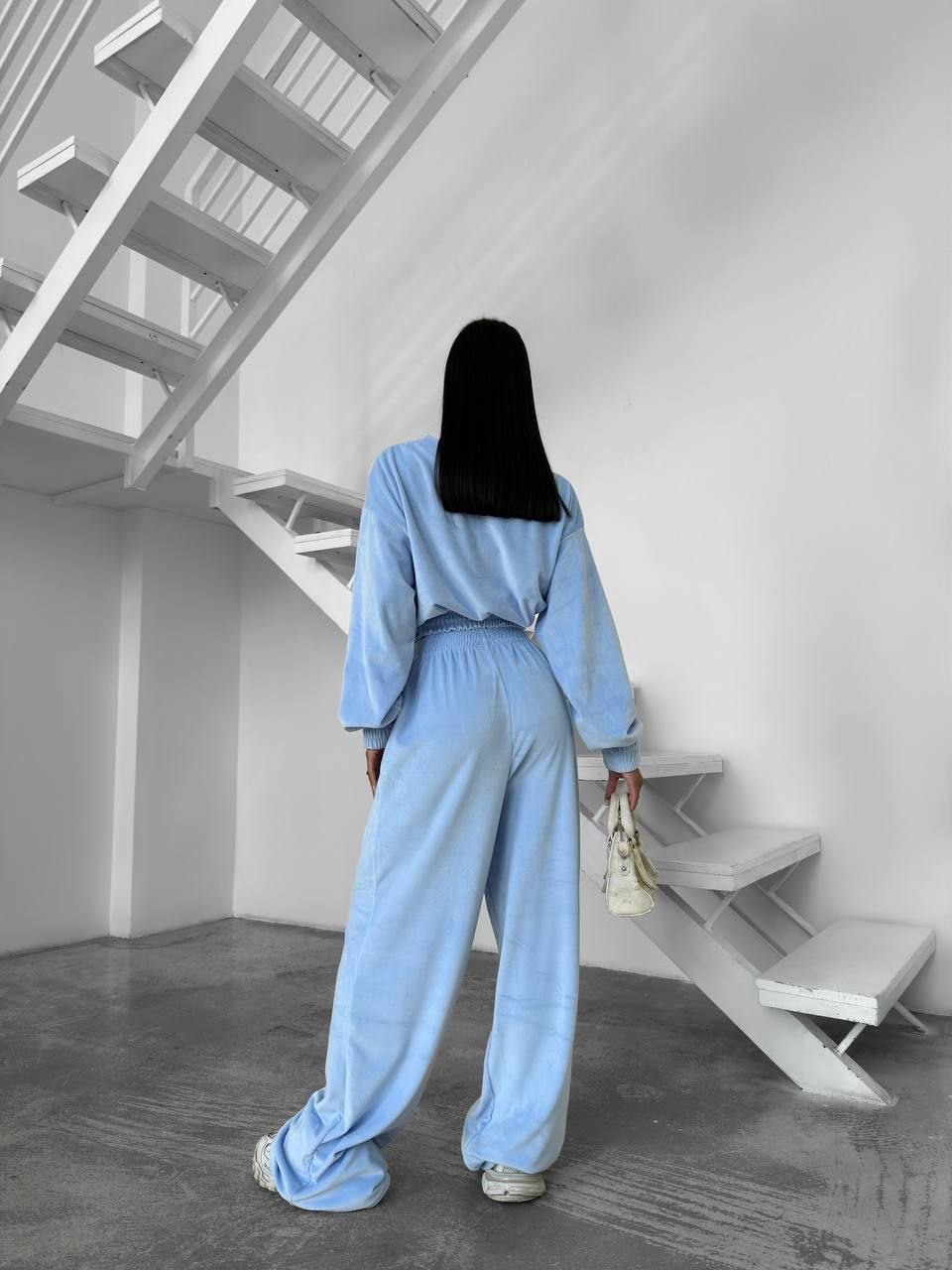 Šviesiai mėlynas veliūrinis laisvalaikio kostiumėlis