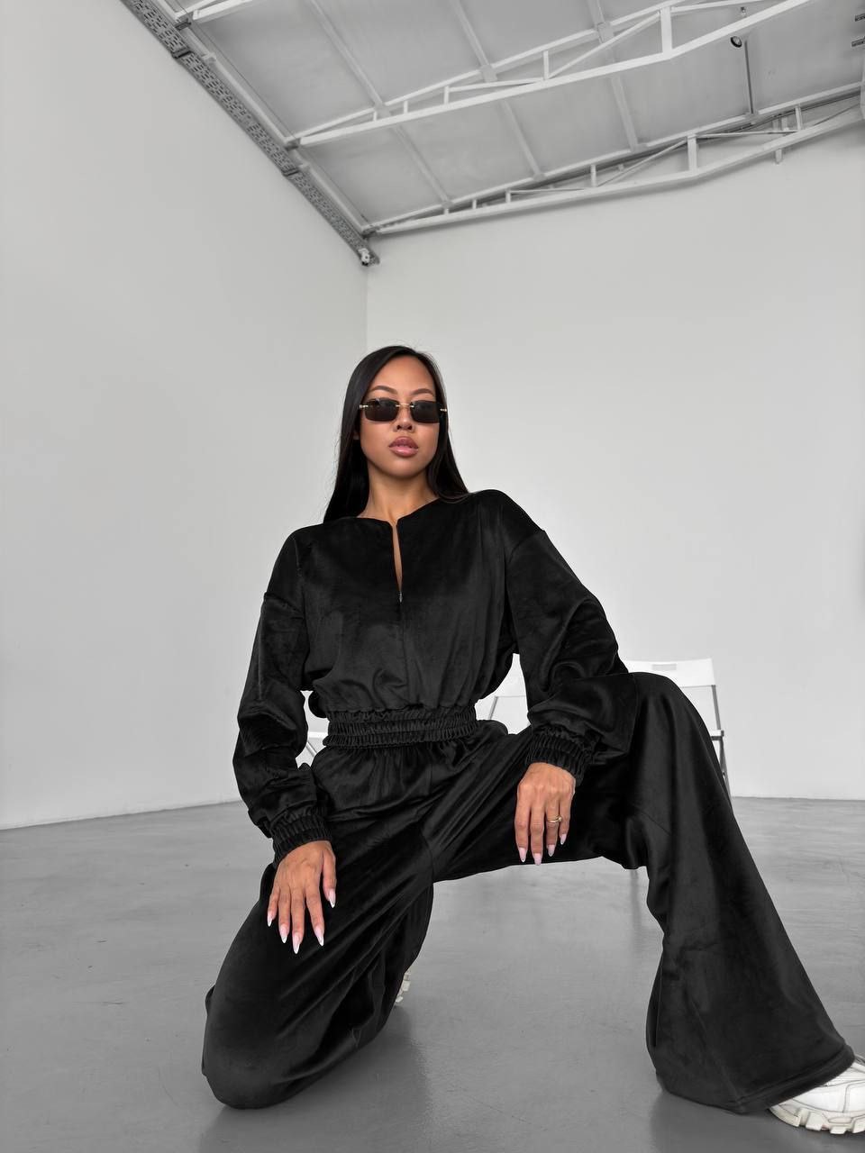 Juodas veliūrinis laisvalaikio kostiumėlis