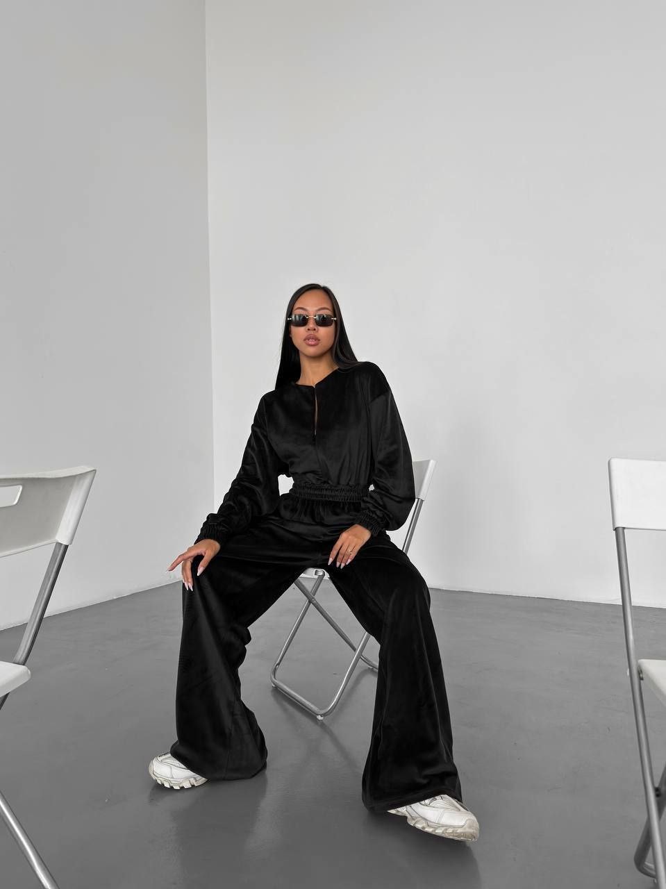 Juodas veliūrinis laisvalaikio kostiumėlis