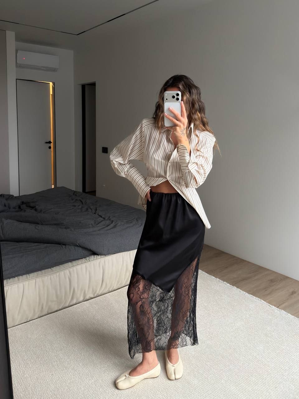 Juodas sijonas su nėriniais