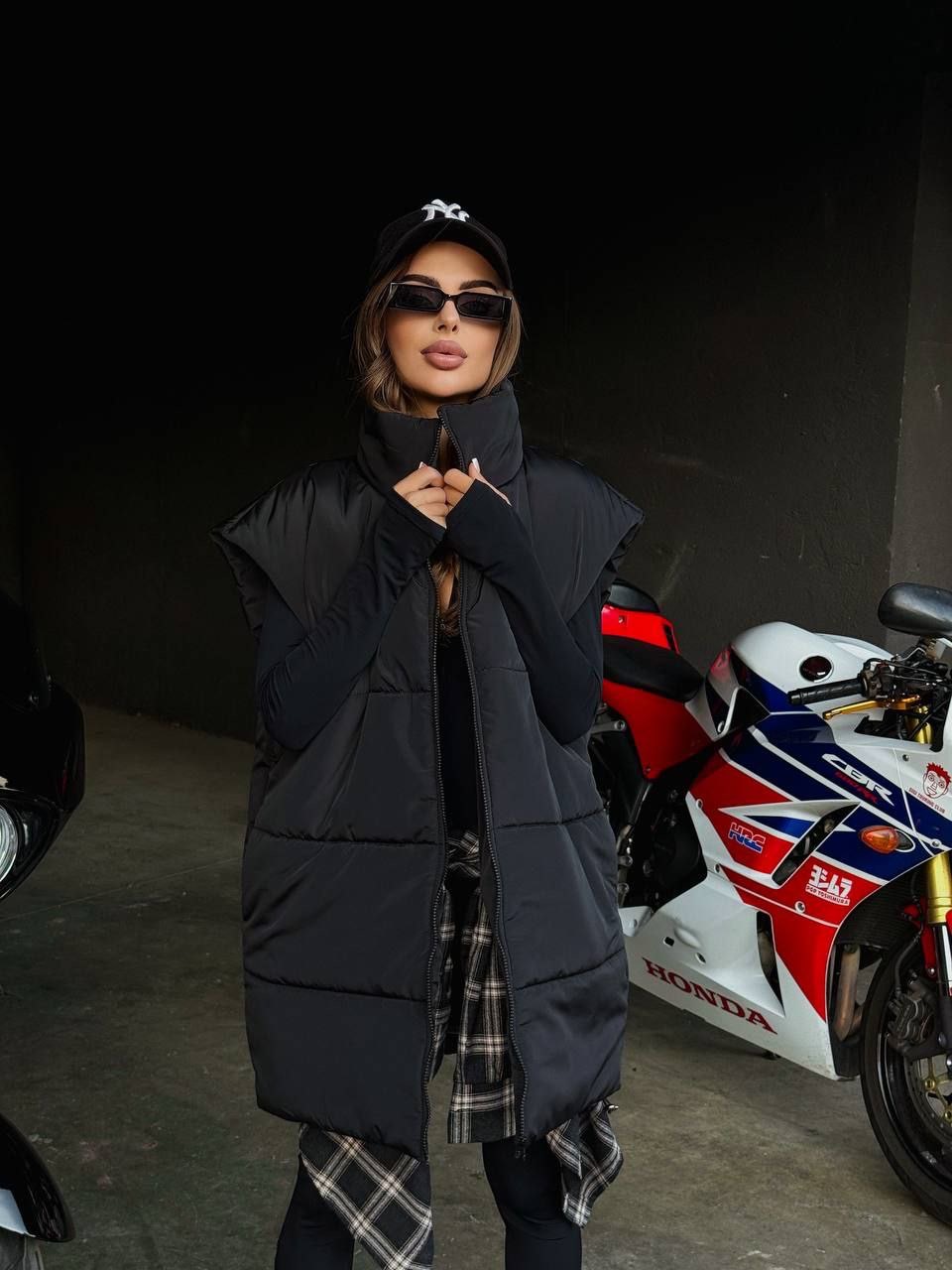 Ilga juodos spalvos liemenė