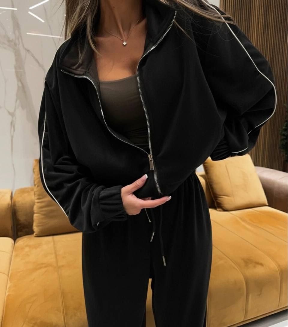 Veliūrinis laisvalaikio kostiumėlis “Molly”