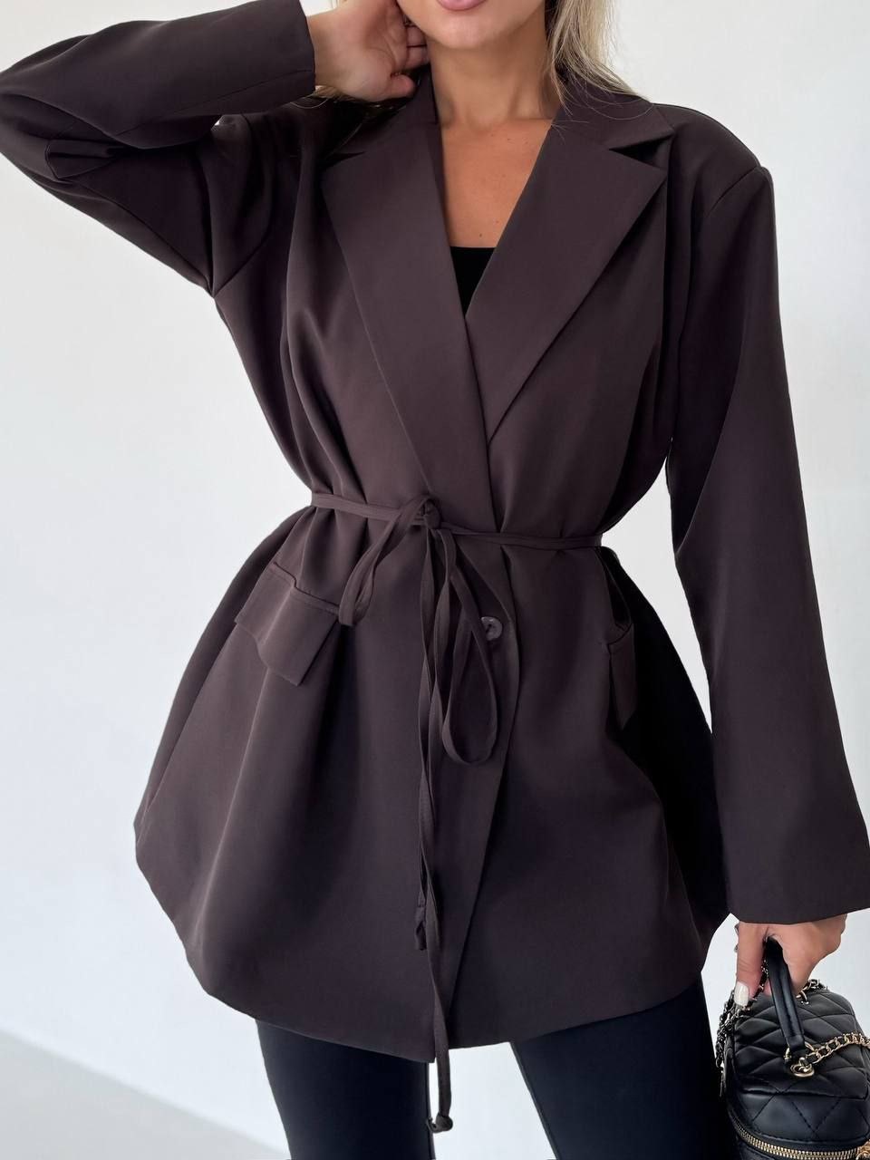 Rudos spalvos švarkas su dirželiu