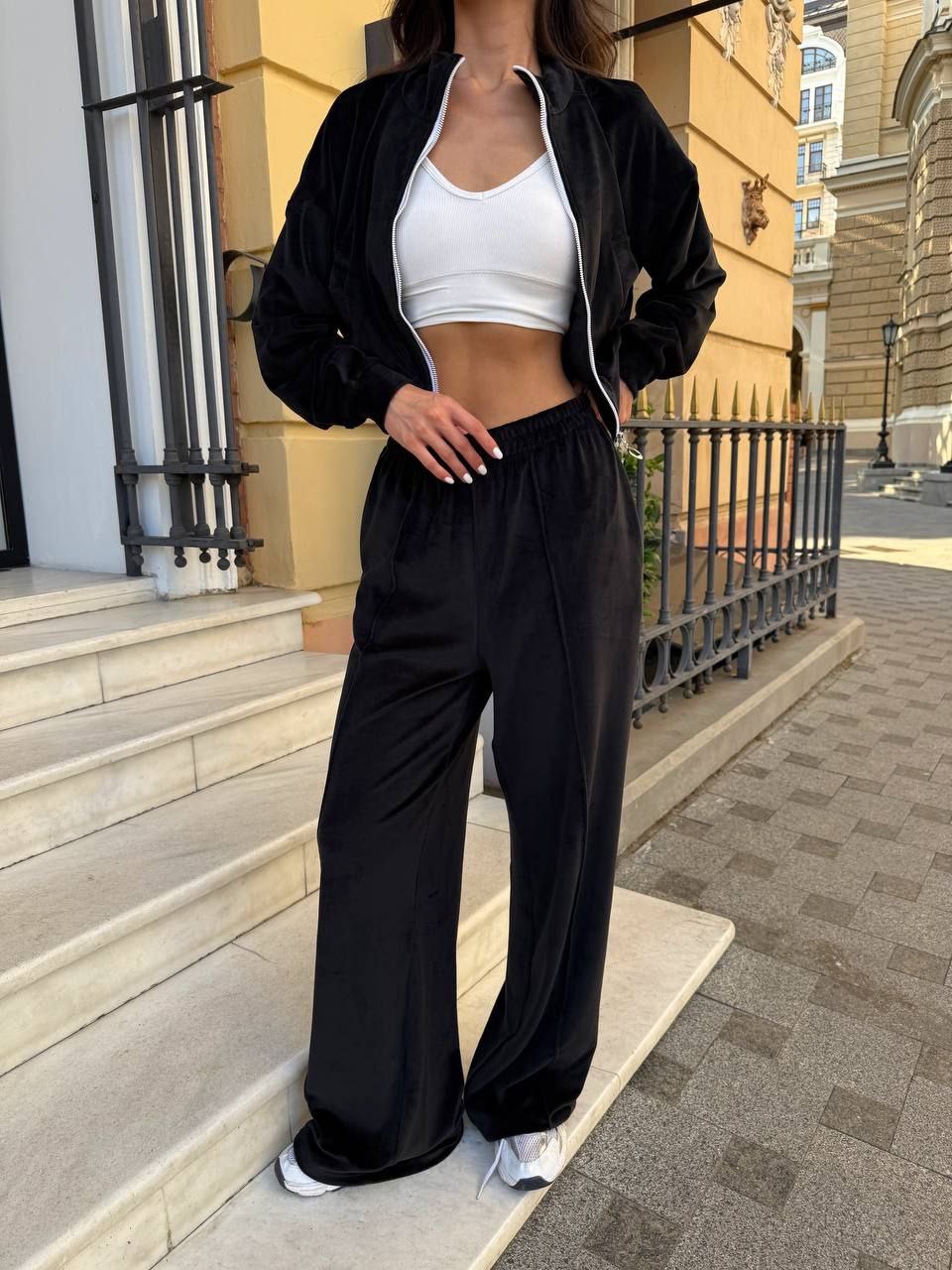 Veliūrinis laisvalaikio kostiumėlis “Comfi”