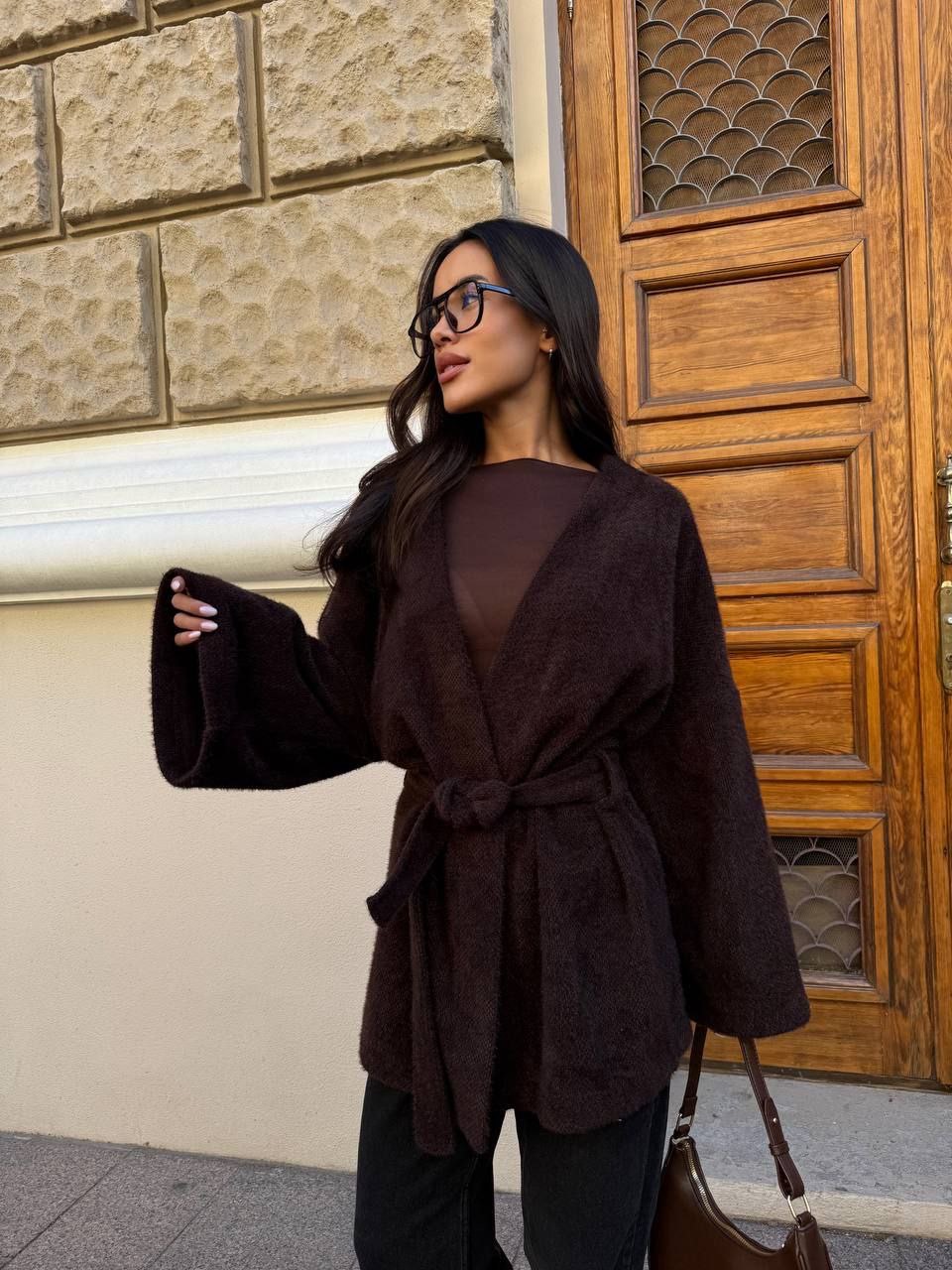 Rudos spalvos kardiganas su dirželiu