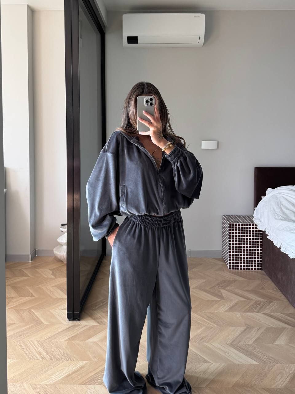 Veliūrinis laisvalaikio kostiumėlis “Well”