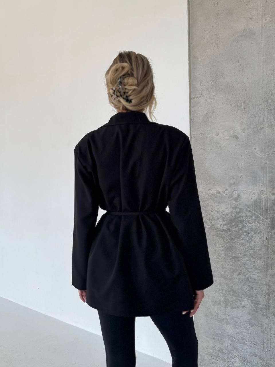 Juodos spalvos švarkas su dirželiu