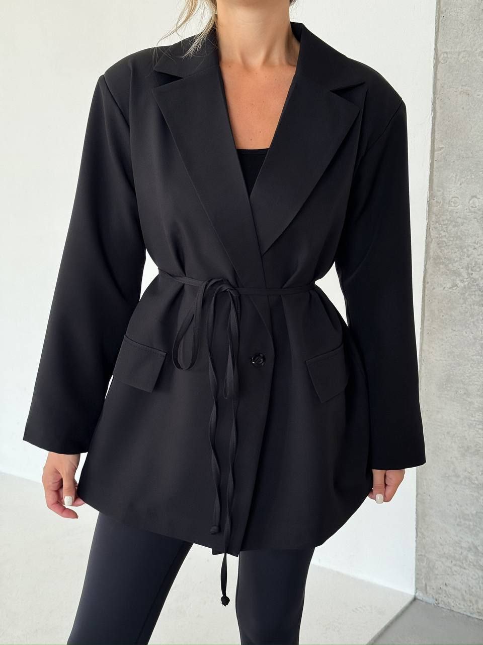 Juodos spalvos švarkas su dirželiu