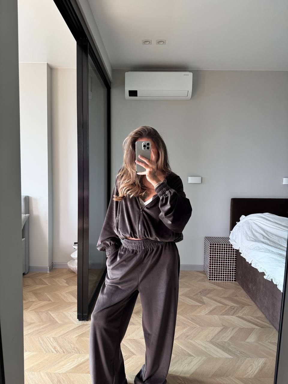 Veliūrinis laisvalaikio kostiumėlis “Well”