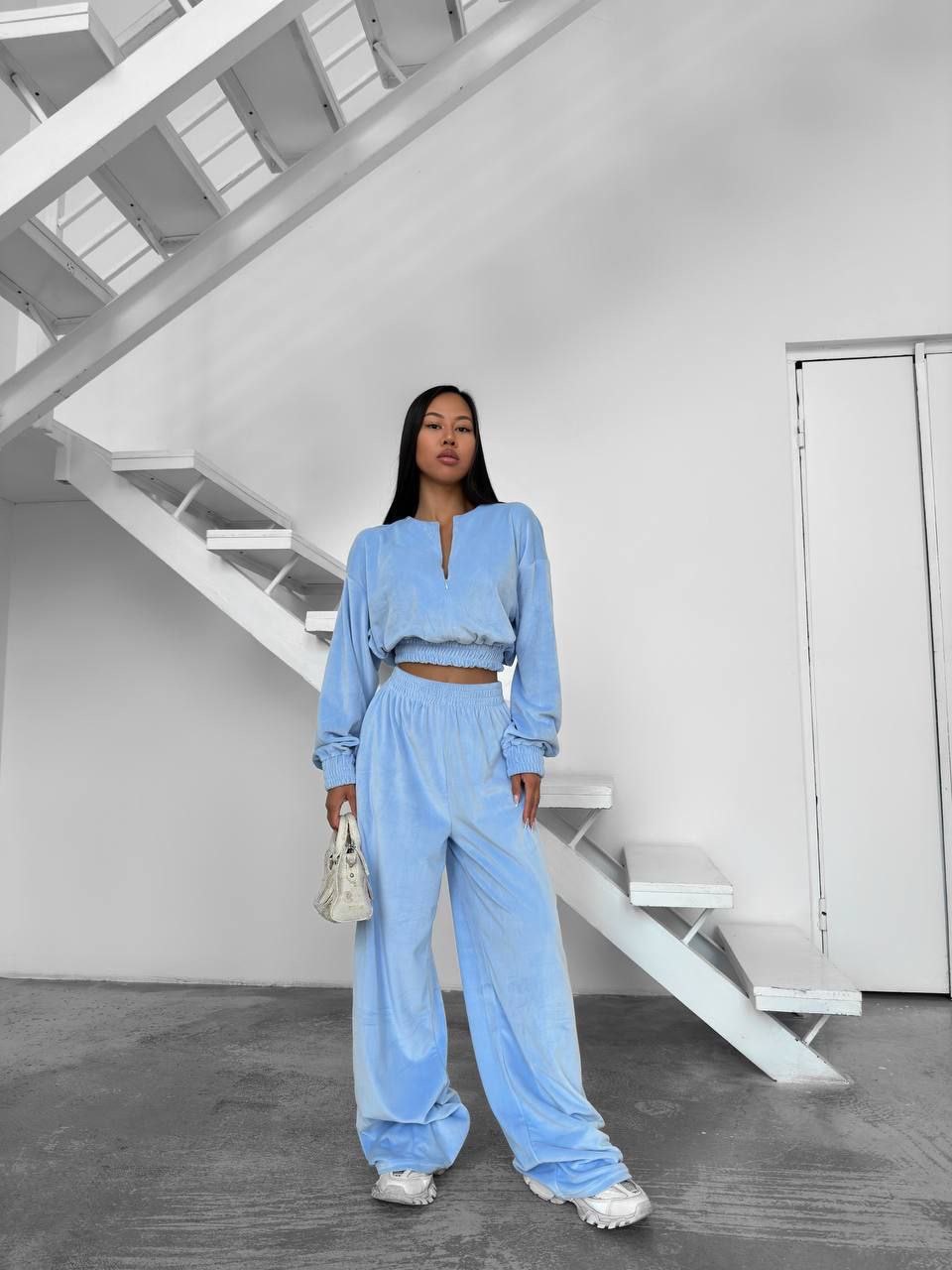 Šviesiai mėlynas veliūrinis laisvalaikio kostiumėlis