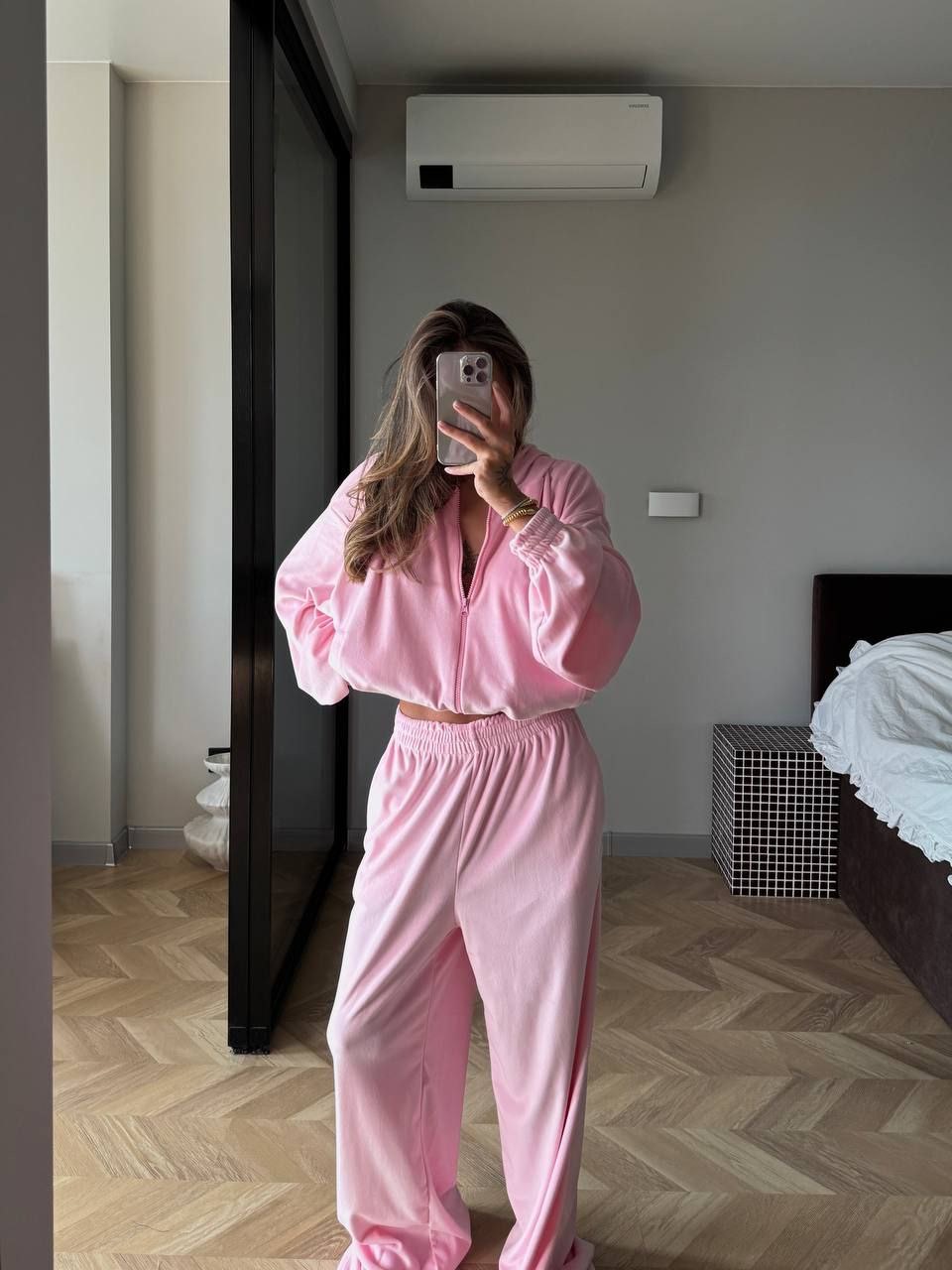 Veliūrinis laisvalaikio kostiumėlis “Well”