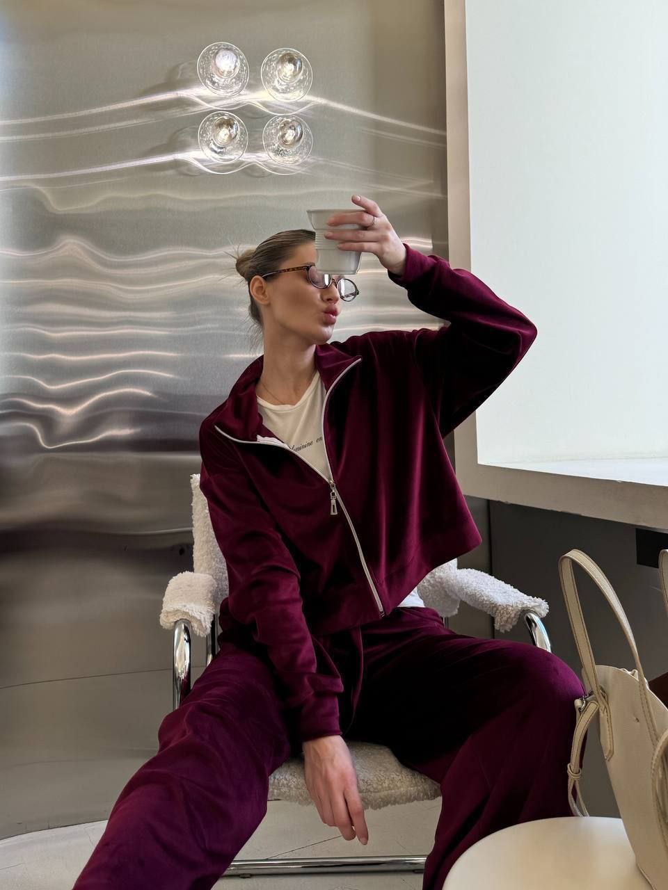 Burgundy spalvos veliūrinis laisvalaikio kostiumėlis 