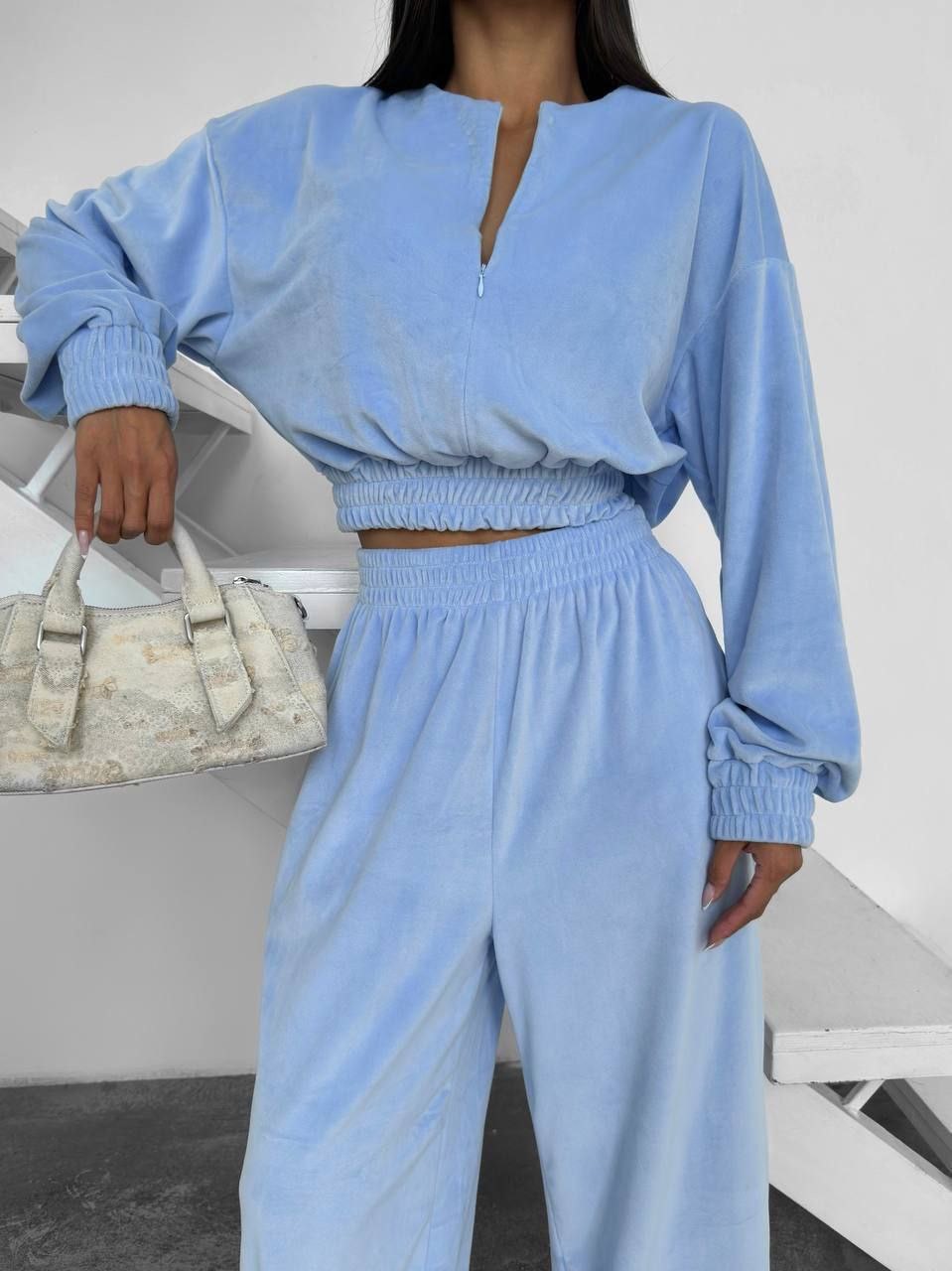 Šviesiai mėlynas veliūrinis laisvalaikio kostiumėlis